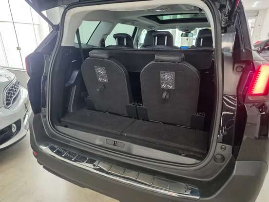 PEUGEOT-5008-2018