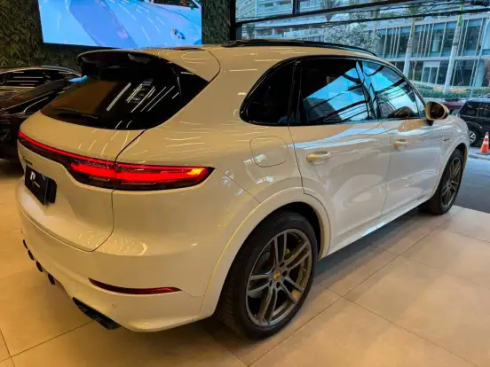 PORSCHE-CAYENNE-2023