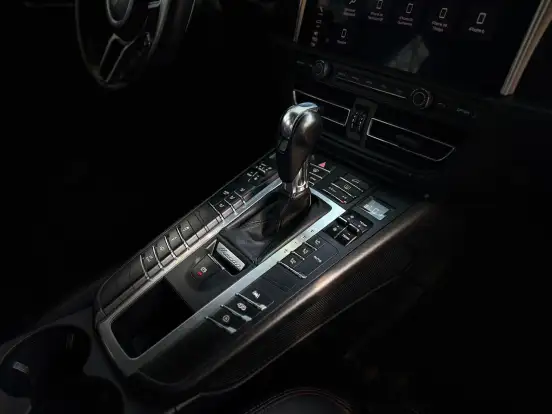PORSCHE-MACAN-2020