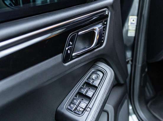 PORSCHE-MACAN-2018