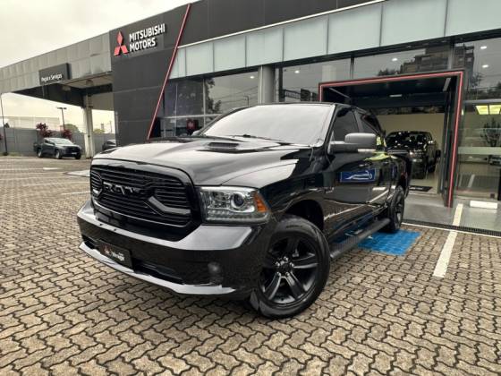 RAM CLASSIC 5.7 V8 GASOLINA LARAMIE NIGHT EDITION CD 4X4 AUTOMÁTICO