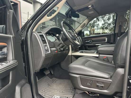 RAM-CLASSIC-5.7 V8 GASOLINA LARAMIE NIGHT EDITION CD 4X4 AUTOMÁTICO RAM-CLASSIC-2022