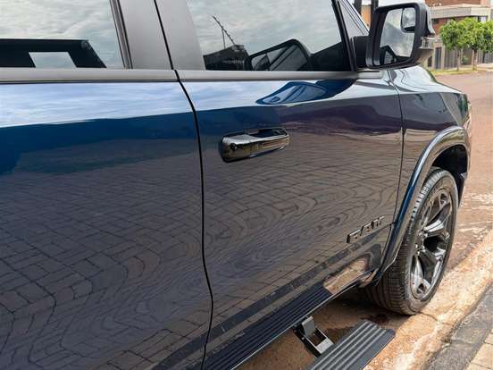 RAM-1500-5.7 V8 GASOLINA LIMITED NIGHT EDITION CD 4X4 AUTOMÁTICO RAM-1500-2023
