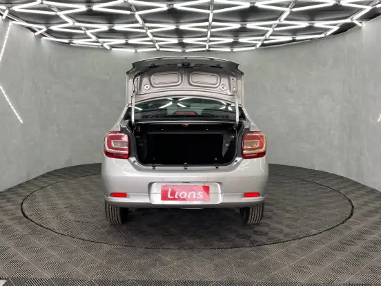 RENAULT-LOGAN-2019
