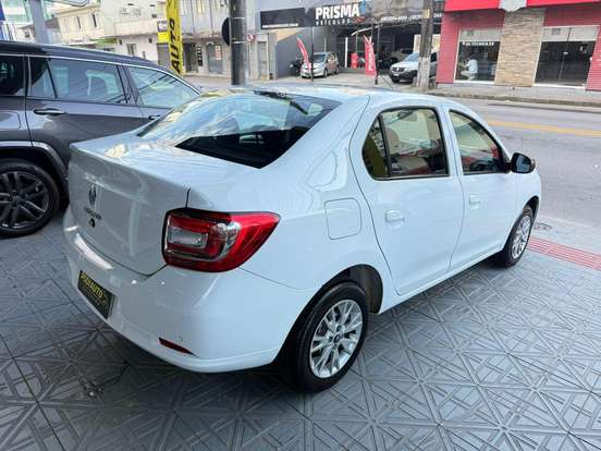 RENAULT-LOGAN-2024