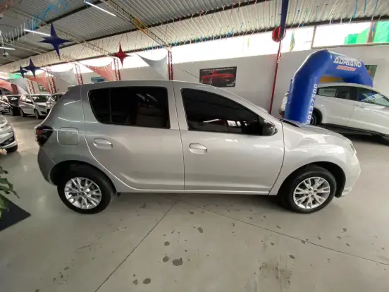 RENAULT-SANDERO-2022