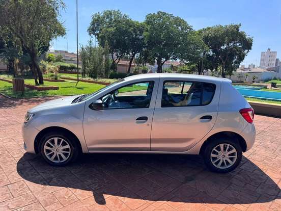 RENAULT-SANDERO-2017
