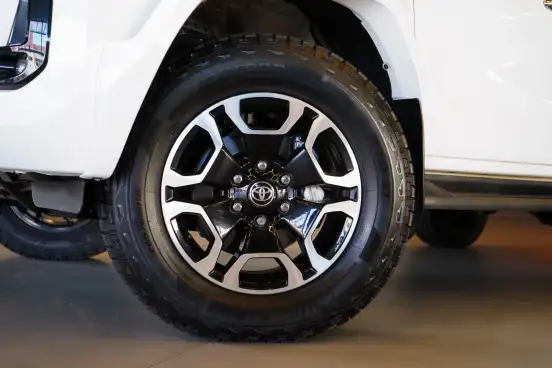 TOYOTA-HILUX-2.8 D-4D TURBO DIESEL CD SRX PLUS 4X4 AUTOMÁTICO TOYOTA-HILUX-2024