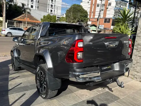 TOYOTA-HILUX-2.8 D-4D TURBO DIESEL CD SRX PLUS 4X4 AUTOMÁTICO TOYOTA-HILUX-2025