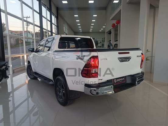 TOYOTA-HILUX-2.8 D-4D TURBO DIESEL CD SR 4X4 AUTOMÁTICO TOYOTA-HILUX-2025