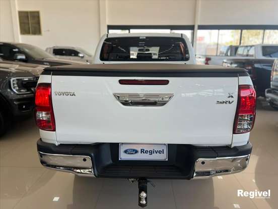 TOYOTA-HILUX-2023