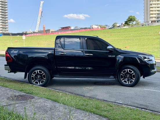 TOYOTA-HILUX-2.8 D-4D TURBO DIESEL CD SRX 4X4 AUTOMÁTICO TOYOTA-HILUX-2022