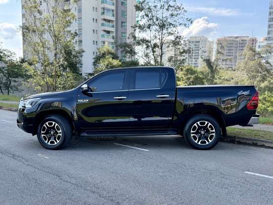 TOYOTA-HILUX-2.8 D-4D TURBO DIESEL CD SRX 4X4 AUTOMÁTICO TOYOTA-HILUX-2022