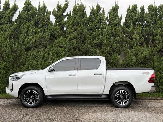 TOYOTA-HILUX-2.8 D-4D TURBO DIESEL CD SRX 4X4 AUTOMÁTICO TOYOTA-HILUX-2023