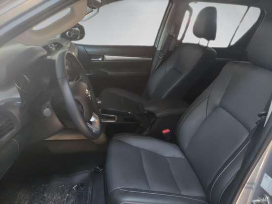 TOYOTA-HILUX-2.8 D-4D TURBO DIESEL CD SRX 4X4 AUTOMÁTICO TOYOTA-HILUX-2025