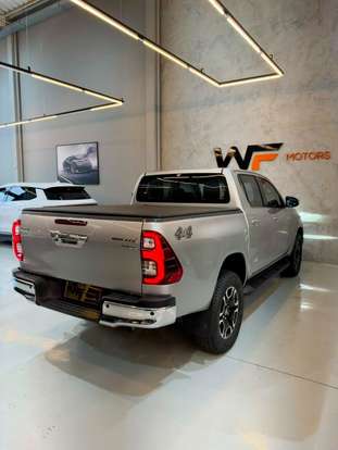 TOYOTA-HILUX-2.8 D-4D TURBO DIESEL CD SRX 4X4 AUTOMÁTICO TOYOTA-HILUX-2020