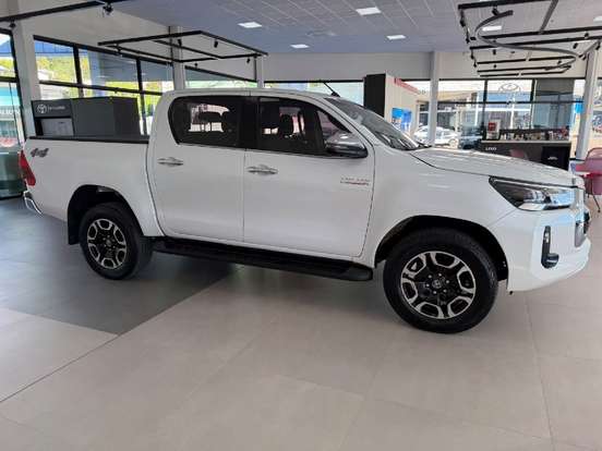 TOYOTA-HILUX-2.8 D-4D TURBO DIESEL CD SRX 4X4 AUTOMÁTICO TOYOTA-HILUX-2023