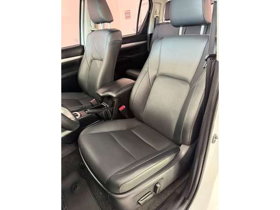 TOYOTA-HILUX-2.8 D-4D TURBO DIESEL CD SRX 4X4 AUTOMÁTICO TOYOTA-HILUX-2023