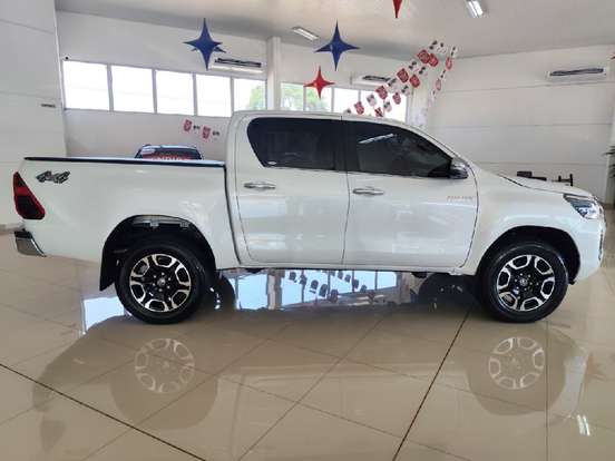 TOYOTA-HILUX-2025