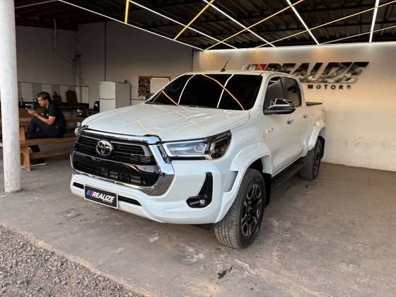 TOYOTA HILUX 2.8 D-4D TURBO DIESEL CD SRX PLUS 4X4 AUTOMÁTICO