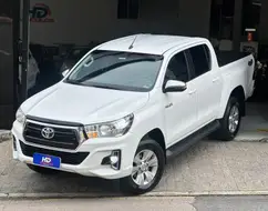 TOYOTA HILUX 2.8 SR 4X4 CD 16V DIESEL 4P AUTOMÁTICO TOYOTA HILUX 2.8 SR 4X4 CD 16V DIESEL 4P AUTOMÁTICO