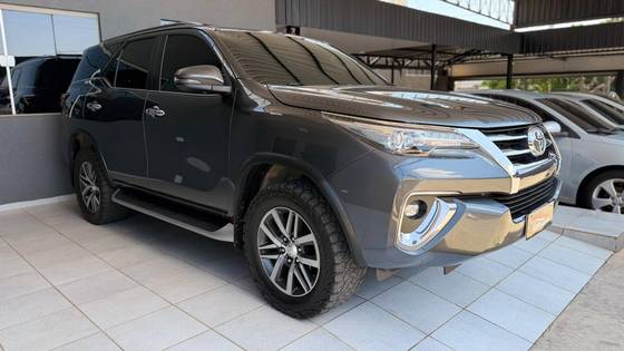 TOYOTA HILUX 2.8 SRX 4X4 CD 16V DIESEL 4P AUTOMÁTICO