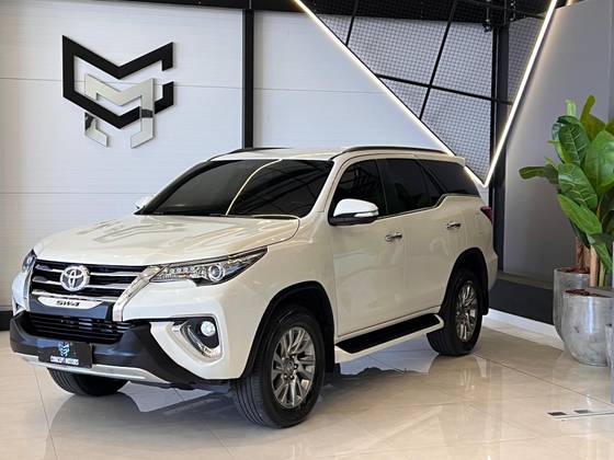 TOYOTA HILUX 2.8 SRX 4X4 CD 16V DIESEL 4P AUTOMÁTICO