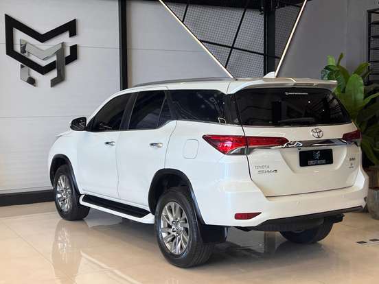 TOYOTA-HILUX-2.8 SRX 4X4 CD 16V DIESEL 4P AUTOMÁTICO TOYOTA-HILUX-2016