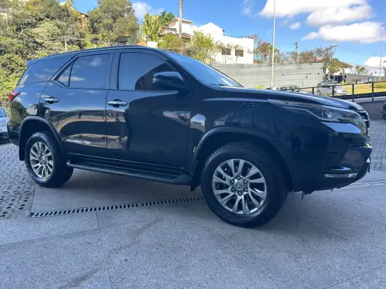 TOYOTA-HILUX SW4-2.7 VVT-i FLEX SRV 7L 4X2 AUTOMÁTICO TOYOTA-HILUX SW4-2020