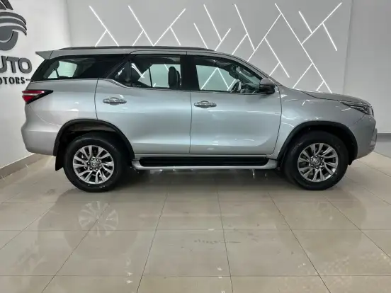 TOYOTA-HILUX SW4-2023