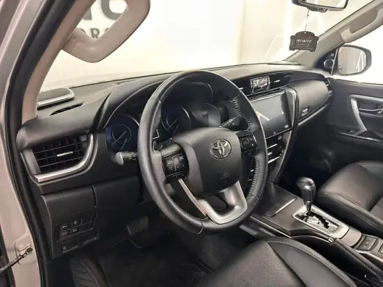 TOYOTA-HILUX SW4-2023