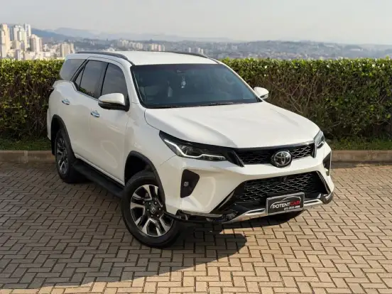 TOYOTA-HILUX SW4-2024