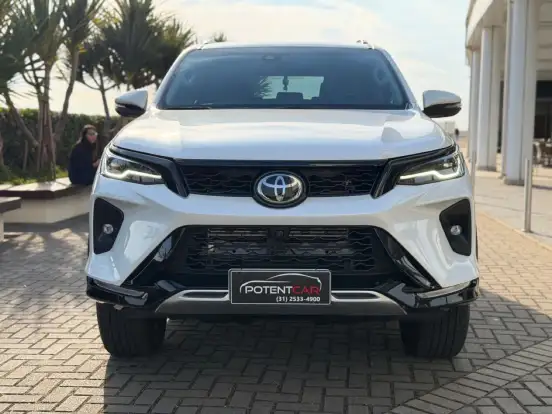 TOYOTA-HILUX SW4-2024
