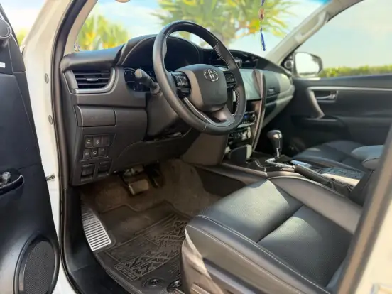 TOYOTA-HILUX SW4-2024