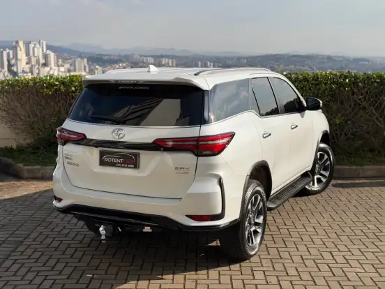TOYOTA-HILUX SW4-2024