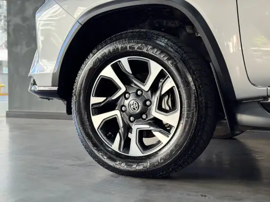 TOYOTA-HILUX SW4-2024