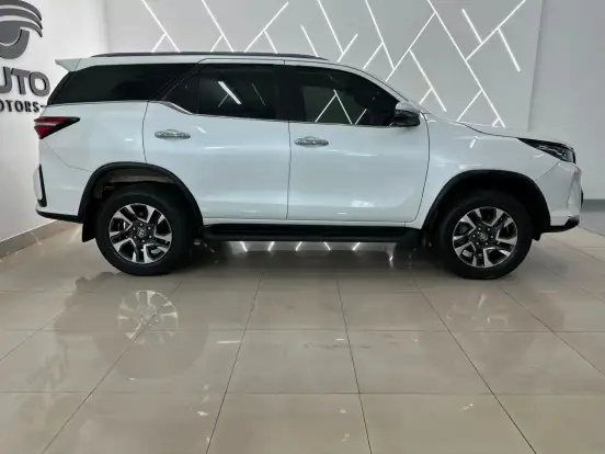 TOYOTA-HILUX SW4-2024