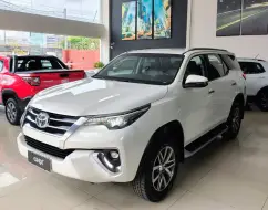 TOYOTA HILUX SW4 2.8 SRX 4X4 7 LUGARES 16V TURBO INTERCOOLER DIESEL 4P AUTOMÁTICO TOYOTA HILUX SW4 2.8 SRX 4X4 7 LUGARES 16V TURBO INTERCOOLER DIESEL 4P AUTOMÁTICO