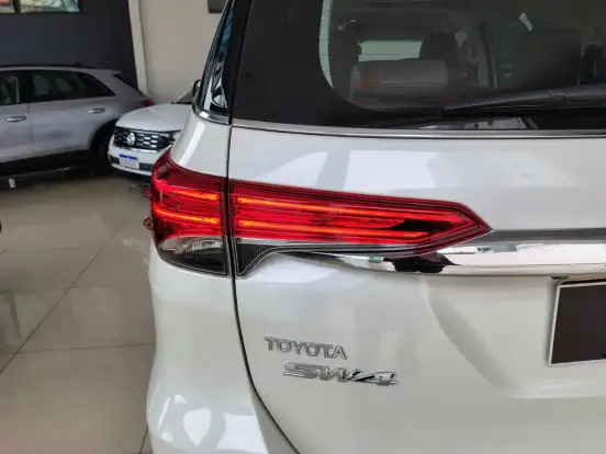 TOYOTA-HILUX SW4-2.8 SRX 4X4 7 LUGARES 16V TURBO INTERCOOLER DIESEL 4P AUTOMÁTICO TOYOTA-HILUX SW4-2019