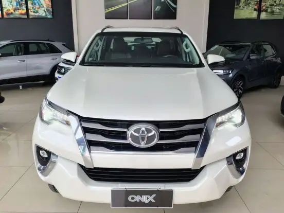 TOYOTA-HILUX SW4-2.8 SRX 4X4 7 LUGARES 16V TURBO INTERCOOLER DIESEL 4P AUTOMÁTICO TOYOTA-HILUX SW4-2019