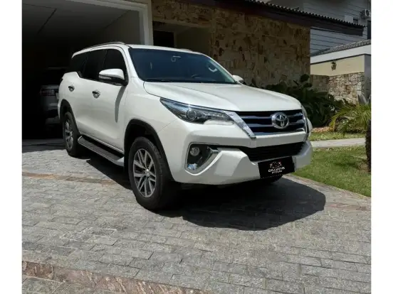 TOYOTA-HILUX SW4-2.8 SRX 4X4 7 LUGARES 16V TURBO INTERCOOLER DIESEL 4P AUTOMÁTICO TOYOTA-HILUX SW4-2017