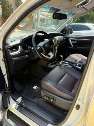 TOYOTA-HILUX SW4-2.8 SRX 4X4 7 LUGARES 16V TURBO INTERCOOLER DIESEL 4P AUTOMÁTICO TOYOTA-HILUX SW4-2017