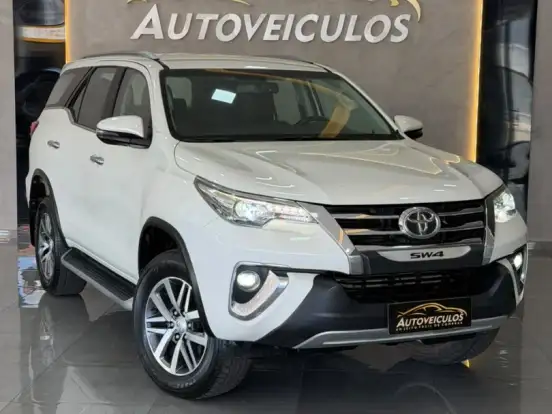 TOYOTA-HILUX SW4-2.8 SRX 4X4 7 LUGARES 16V TURBO INTERCOOLER DIESEL 4P AUTOMÁTICO TOYOTA-HILUX SW4-2018