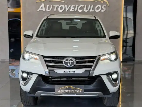 TOYOTA-HILUX SW4-2.8 SRX 4X4 7 LUGARES 16V TURBO INTERCOOLER DIESEL 4P AUTOMÁTICO TOYOTA-HILUX SW4-2018
