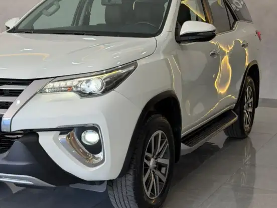 TOYOTA-HILUX SW4-2.8 SRX 4X4 7 LUGARES 16V TURBO INTERCOOLER DIESEL 4P AUTOMÁTICO TOYOTA-HILUX SW4-2018
