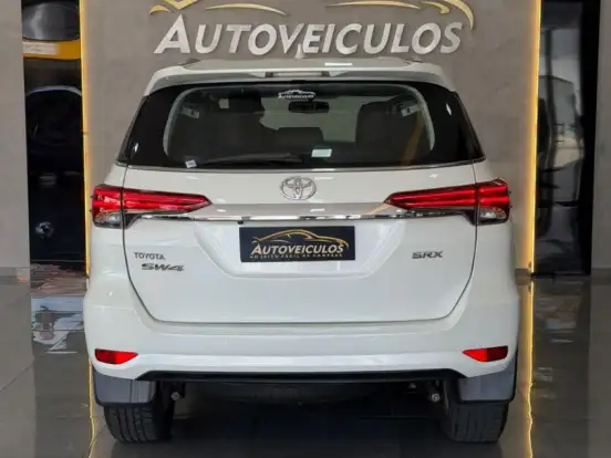 TOYOTA-HILUX SW4-2.8 SRX 4X4 7 LUGARES 16V TURBO INTERCOOLER DIESEL 4P AUTOMÁTICO TOYOTA-HILUX SW4-2018