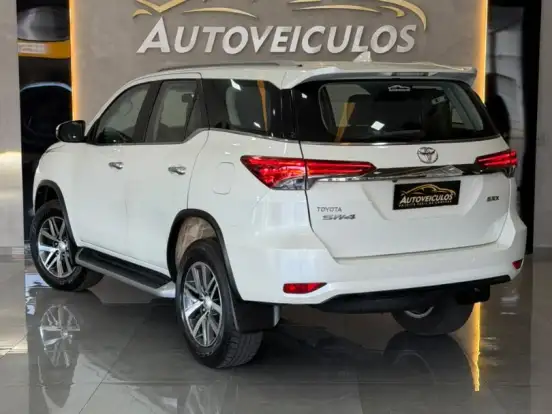 TOYOTA-HILUX SW4-2.8 SRX 4X4 7 LUGARES 16V TURBO INTERCOOLER DIESEL 4P AUTOMÁTICO TOYOTA-HILUX SW4-2018