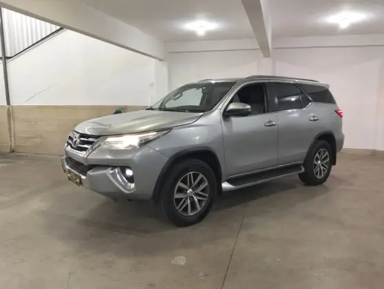 TOYOTA HILUX SW4 2.8 SRX 4X4 7 LUGARES 16V TURBO INTERCOOLER DIESEL 4P AUTOMÁTICO