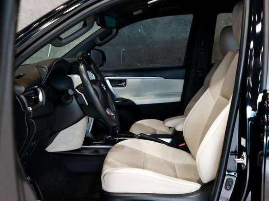 TOYOTA-HILUX SW4-2024