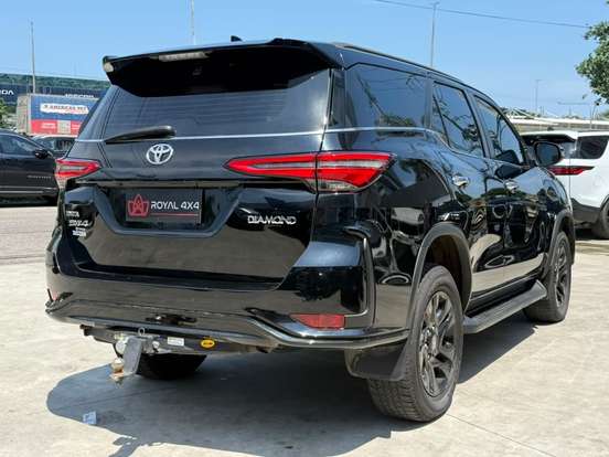 TOYOTA-HILUX SW4-2023